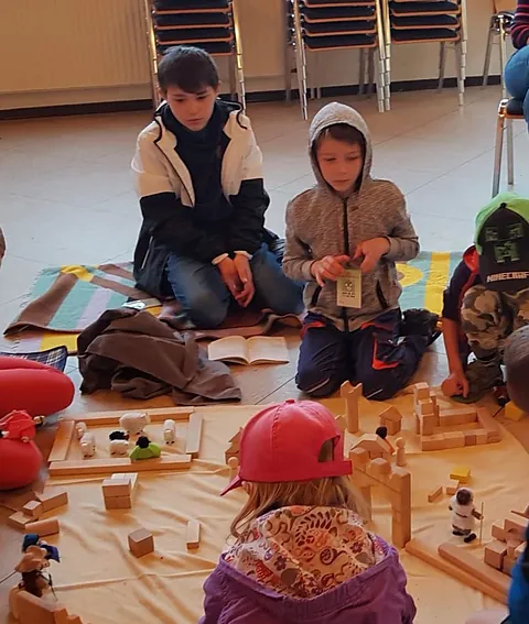Kinder bauen mit Bauklötzen