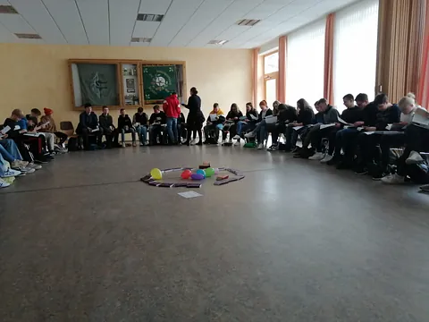 Jugendliche im Stuhlkreis
