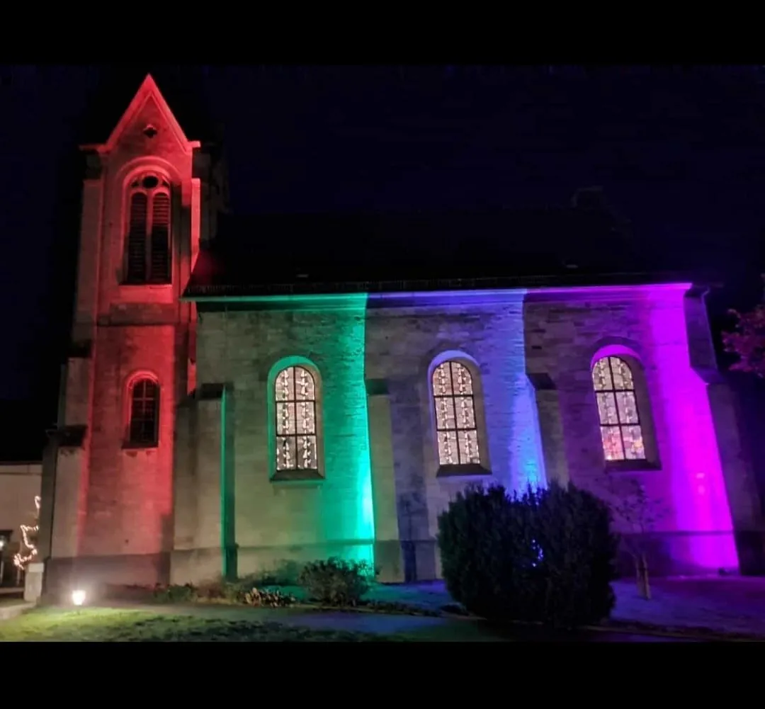 bunt beleuchtete Kirche in Vasbeck