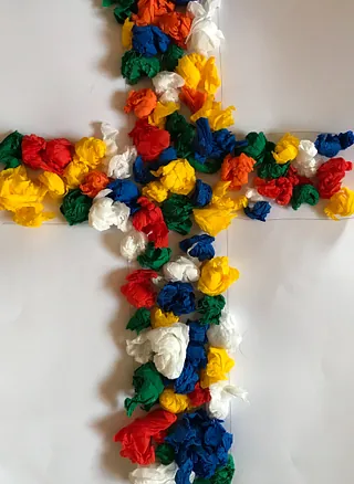 Kreuz aus Krepppapierkugeln