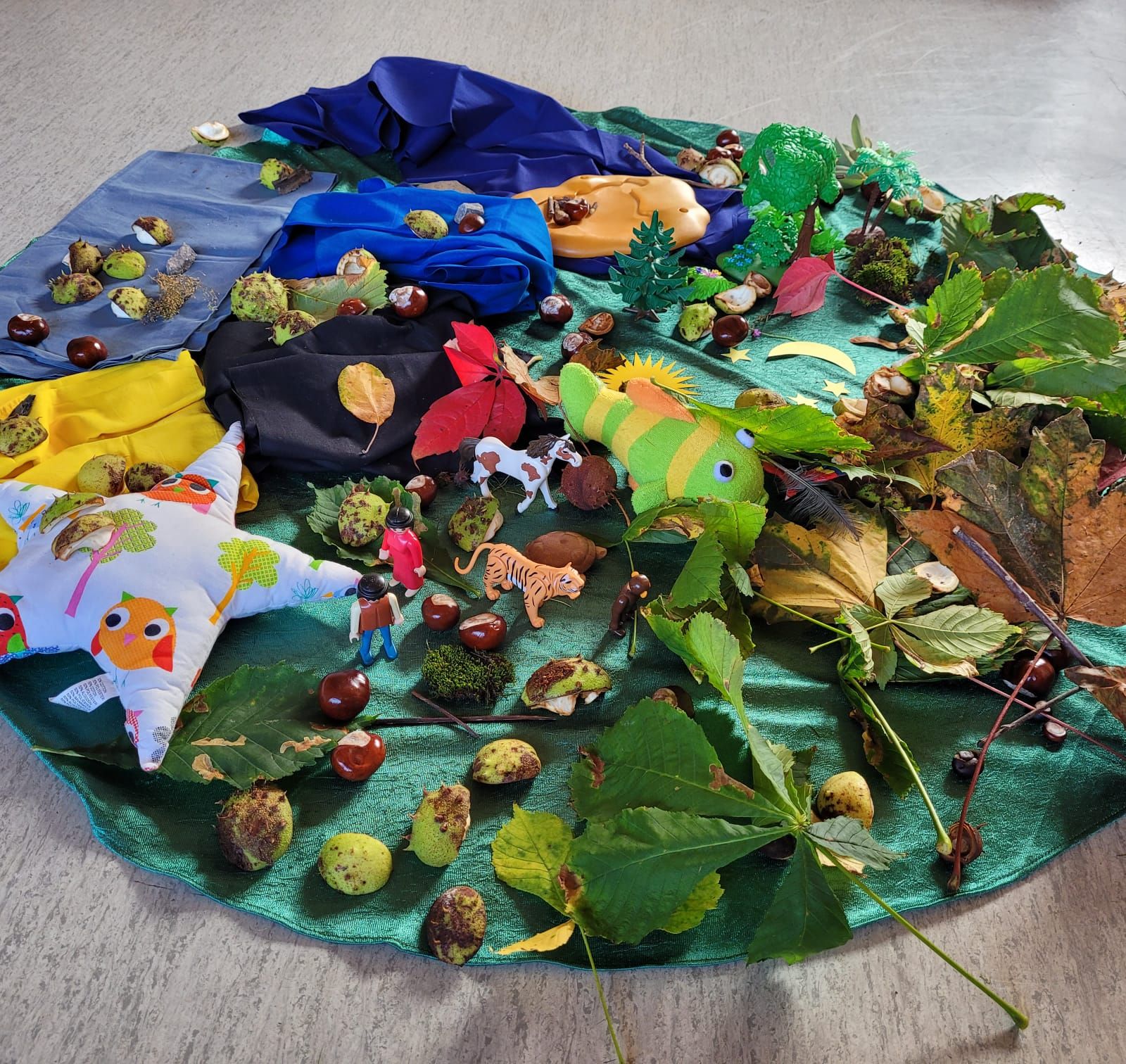 herbstliche Früchte auf bunten Tüchern