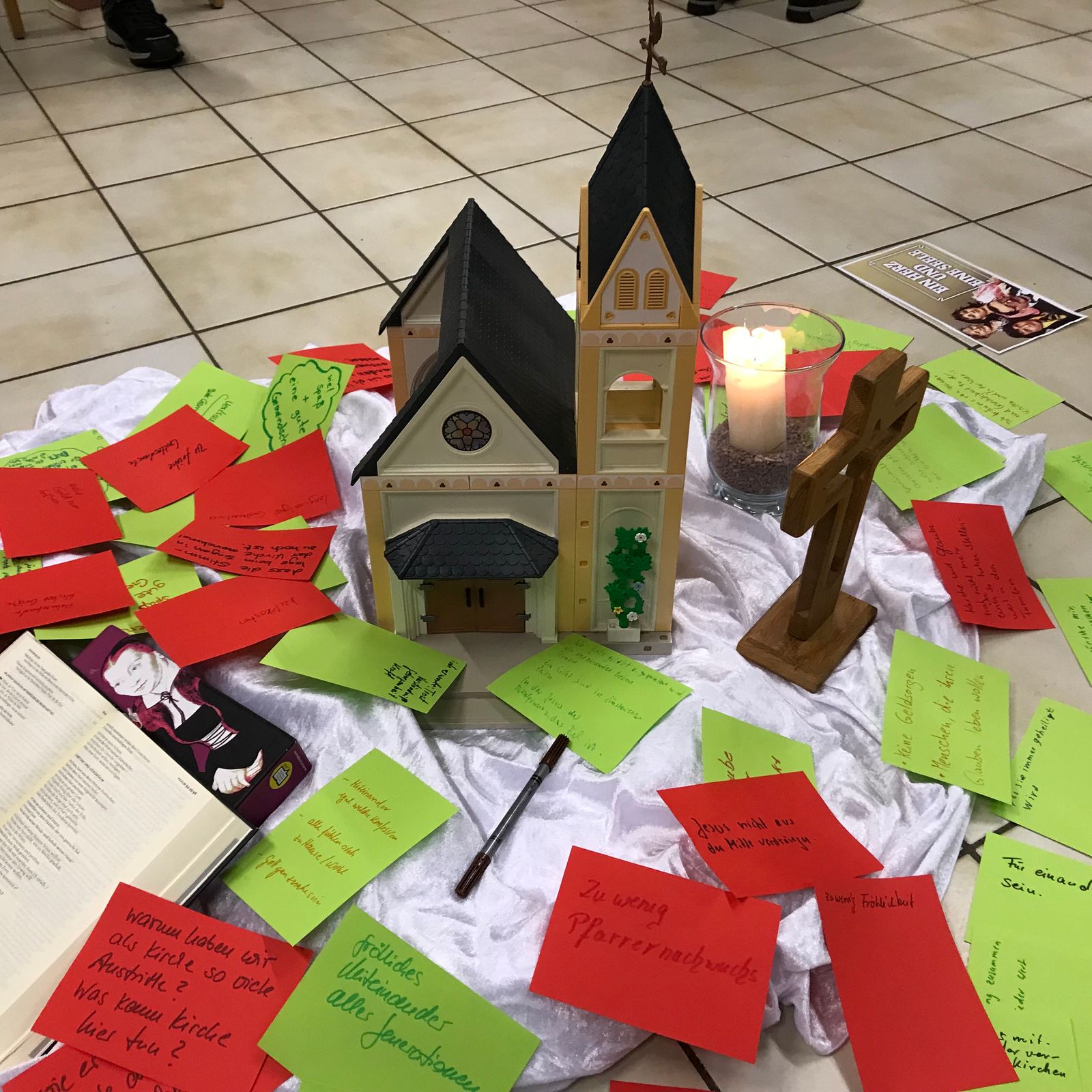Playmobilkirche mit beschrifteten Zetteln